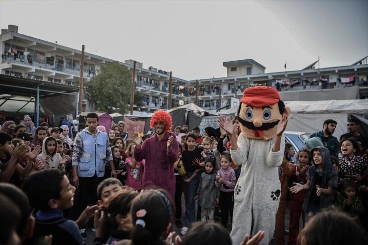<p> Filistinli gönüllü bir grup genç ve palyaçolar, Han Yunus kentindeki bir okulda bulunan çocukların yüzlerini güldürmek ve savaşın olumsuz izlerini bir nebze unutturmak için eğlence etkinlikleri düzenledi. Gönüllü gençler, çocukların yüzünü güldürdü.</p>