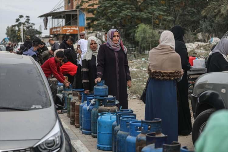 <p>İnsani ara kapsamında 49 günün ardından ilk kez Gazze Şeridi'ne 150 tır yardım malzemesi geldi. Tırlardan 4'ünün tüp gaz, 3'ünün de yakıt taşıdığı belirtildi. Gazze'nin Han Yunus kentindeki Filistinliler, bir gaz akaryakıt istasyonundan tüplerini doldurdu.</p>
