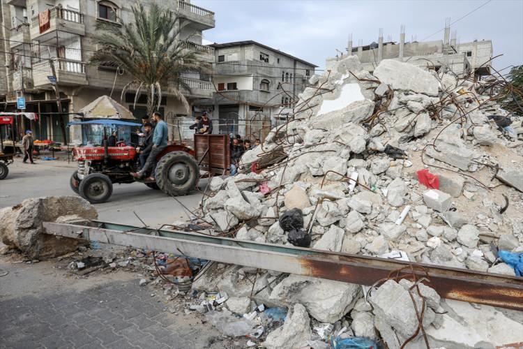 <p>Filistinliler, yıkılan evlerin arasında kullanılabilir durumdaki eşyaları topladı.</p>
