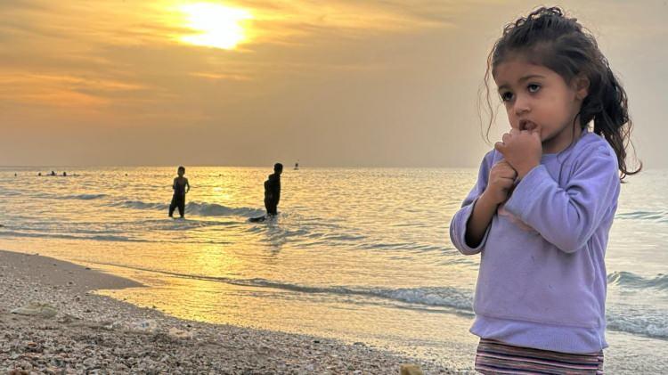 <p>Filistinli aileler hafta sonu geçici ateşkeste Deyir El Belah sahiline gitti..</p>