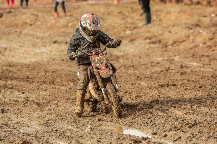 <p>Kocaeli'de babasını örnek alarak motokrosçu olmaya karar veren 7 yaşındaki Ahmet Hasan Yıldız, pes etmeden hazırlandığı Türkiye Motokors Şampiyonası'nın 5. ayak yarışlarında 50 cc sınıfında ter döktü ve Türkiye şampiyonu oldu. Oğlunun başarısıyla gurur duyan enduro yarışçısı Sezgin Yıldız, "İyi çalıştı. Katıldığı bütün yarışları düşmeden bitirdi" dedi.</p>