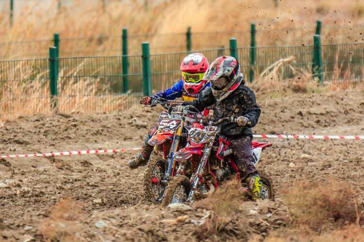 <p>İzmit Akmeşe'de ikamet eden 7 yaşındaki Ahmet Hasan Yıldız, enduro yarışçısı babası Sezgin Yıldız'ı örnek alarak, 4 yaşında motosiklet kullanmaya başladı. Motokrosçu olmaya karar veren minik sporcu, babasının destekleriyle kısa sürede büyük yol kat etti. Akmeşe'ye kazandırılan Süper Enduro Yarış Parkuru'nda babasının gözetiminde sık sık antrenman yapan Ahmet Hasan Yıldız, bu yıl şampiyonalara katılmaya başladı.</p>