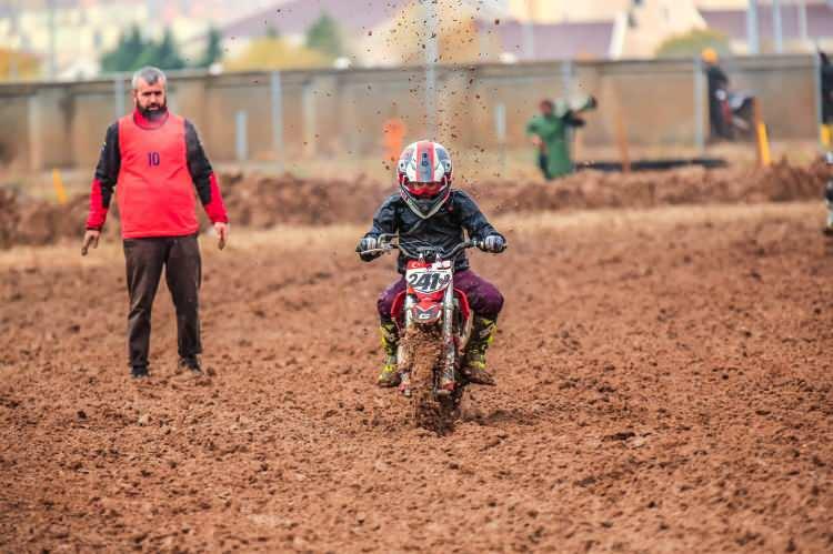 <p>Ahmet Hasan'ın ilk kez katılacağı Türkiye Motokors Şampiyonası'nın 1. ayak yarışlarında 50 cc grubu olumsuz hava şartları muhalefetiyle iptal edildi. Hedefinden vazgeçmeyen sporcu, şansını 10-11 Haziran'da Balıkesir Gönen'de düzenlenen 2. ayak yarışlarında denedi. 50 cc grubunda ter döken Yıldız, 2 gün süren yarışların ilk etabında 3., ikinci etabında 1. oldu. Başarı yolcuğuna 16-17 Eylül'de İstanbul Çatalca'da gerçekleştirilen 3. ayak yarışlarına katılarak devam eden Ahmet Hasan Yıldız, burada her iki yarışta da 1. oldu. İyi hazırlanarak 4-5 Kasım'da yine Gönen'de düzenlenen 4. ayak yarışlarına da katılan minik sporcu, 50 ccde ter döktü ve rakiplerini geride bırakarak 2. oldu.</p>