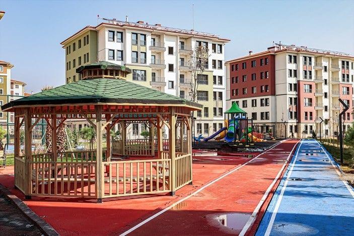 <p>Çevre, Şehircilik ve İklim Değişikliği Bakanlığı koordinesinde 11 kentte TOKİ eliyle güvenilir konutlar için harekete geçildi.</p>
<p> </p>
