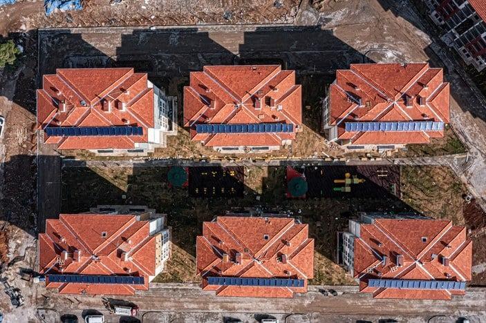 <p>Yatay ve yöresel mimariye uygun planlanan konutlar, kısa sürede yükselerek bölgelere kazandırıldı.</p>