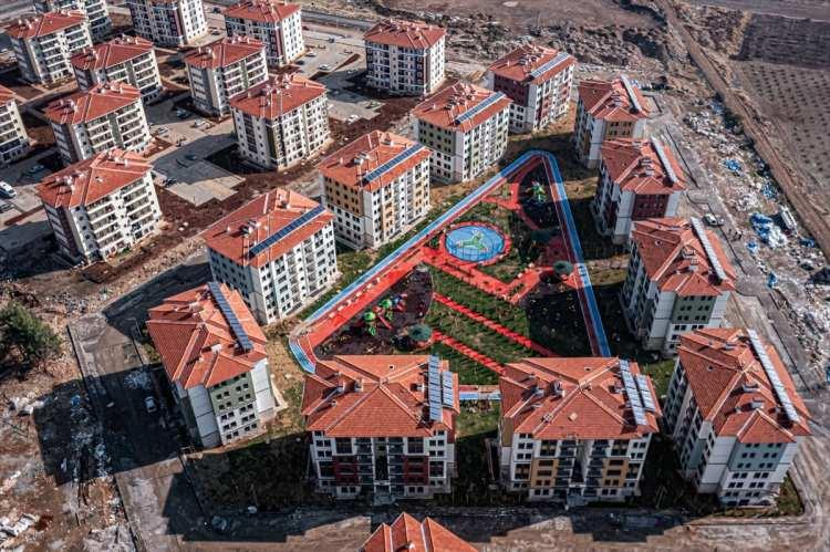 <p>Karelerde çalışmaları tamamlanan ve donanım ve eşyalarıyla hazır hale getirilen örnek daireler de yer aldı.</p>
<p> </p>