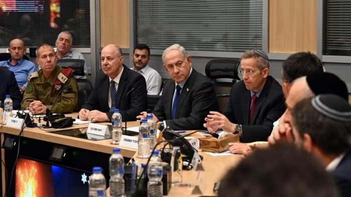 <p>DENİZ YOLU AÇILACAK</p>

<p>Netanyahu'nun savaş kabinesine, <strong>"Filistinlilerin Avrupa ya da Afrika ülkelerine göç etmesi için deniz yolunu açmayı düşündüğü bir planı sunduğu</strong>" aktarıldı.</p>
