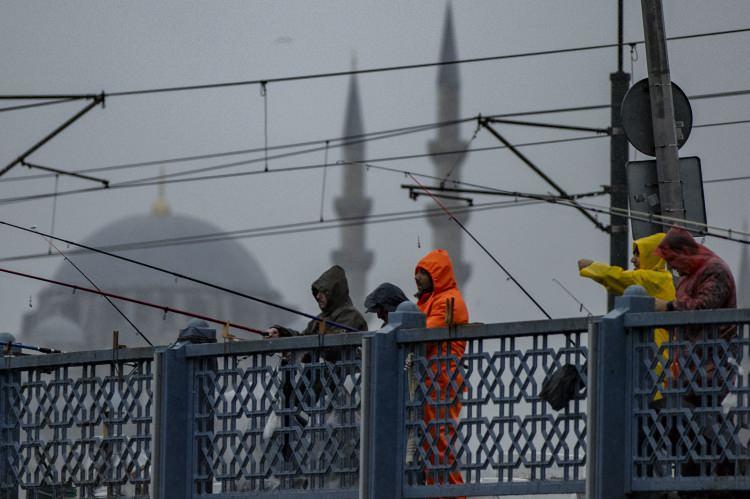 <p>İstanbul başta olmak üzere yurdun farklı noktalarında mevsim normallerine düşen hava sıcaklığı etkisini gösterdi. </p>