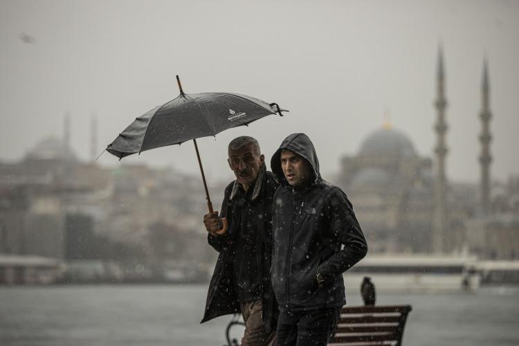 <p>İstanbul'da günlerdir hakim olan sağanak yağış ve fırtına hayatı olumsuz etkiliyor.</p>
