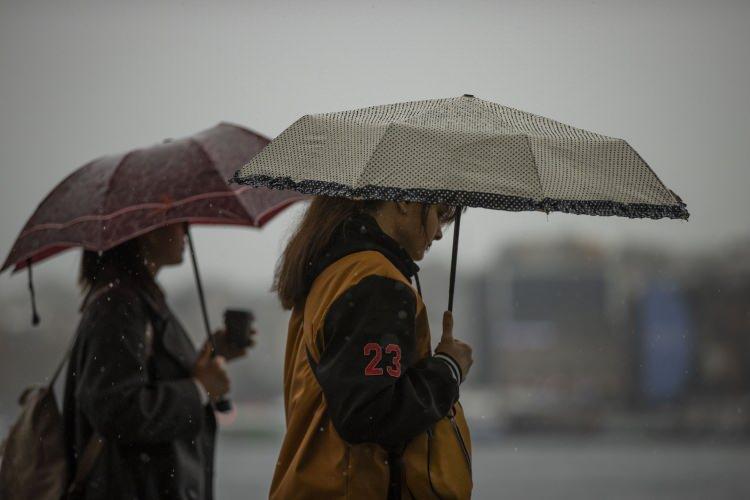 <p>Sağanak sırasında İstanbul'a ortalama metrekareye 40 – 122  kg aralığında yağış düştü.</p>
