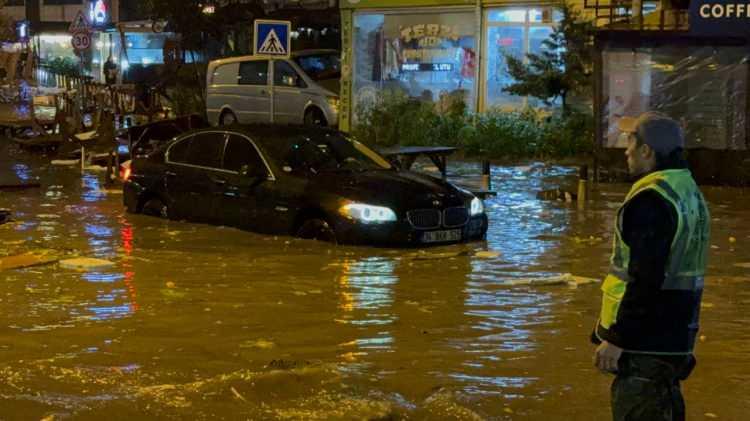 <p>İstanbul’da en fazla yağış alan bölgeler ise metrekareye Sarıyer 121,4 kg, Beykoz 108 kg, Şişli 104,2 kg ve Beylikdüzü 99 kg olarak belirlendi.</p>
