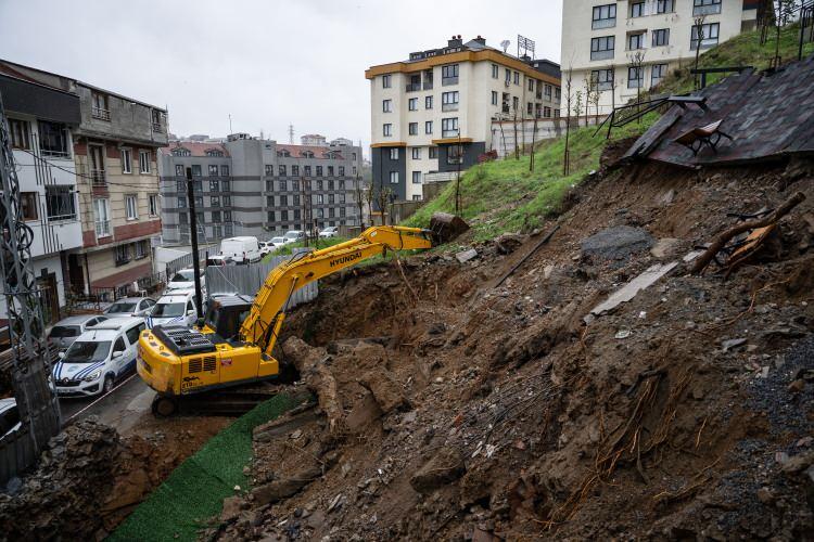 <p>Bakırköy, Esenyurt ve Gaziosmanpaşa ilçelerimizde su basması, duvar çökmesi ve çatı çökmesi sonucu yaralanan 4 kişi hastanelerde tedavi altına alınmıştır. </p>
