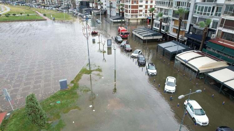 <p>Meteoroloji Genel Müdürlüğü'nce yapılan uyarının ardından, İzmir'de dün yağış ve fırtına etkili oldu.</p>
