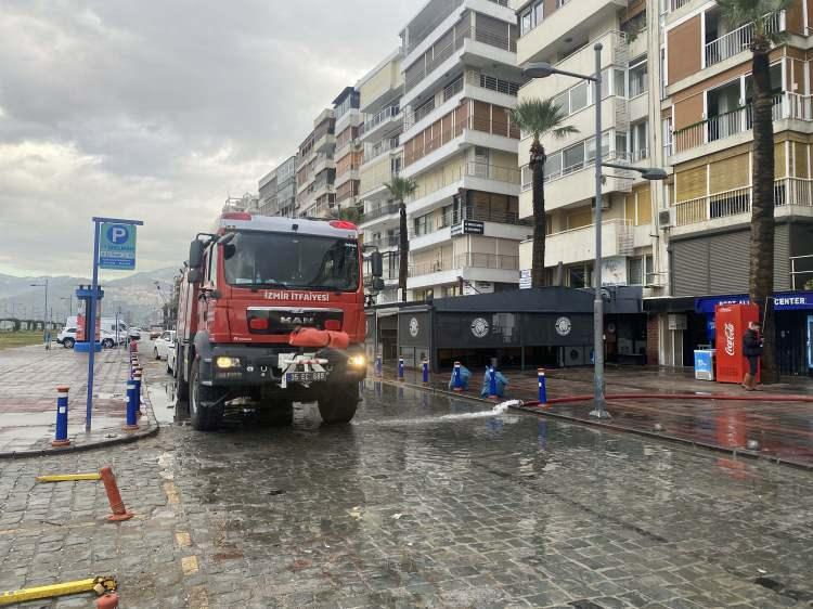 <p>İzmir Büyük şehir Belediyesi’nden alınan bilgiye göre kent genelinde bini aşkın ev ve iş yerinin taşan deniz suyundan etkilendiği belirtildi. </p>