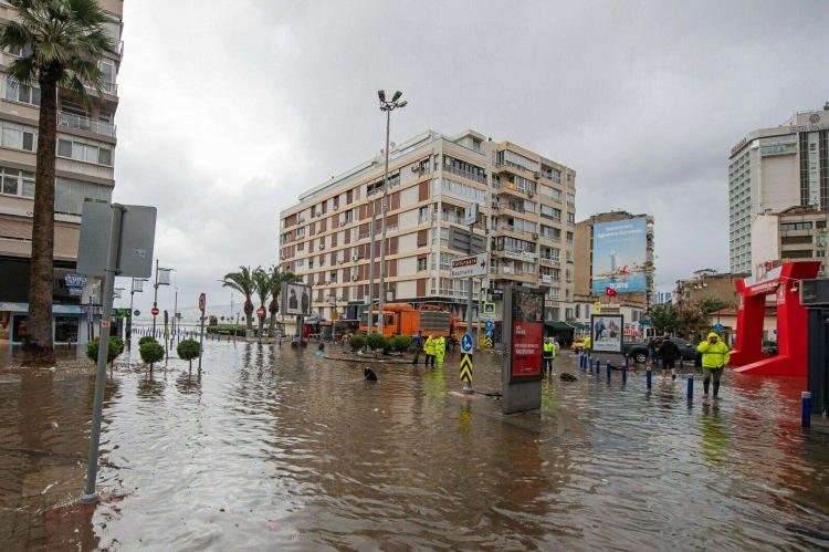 <p>Fırtınanın dün etkisini azaltmasıyla birlikte deniz suyu büyük oranda çekildi.</p>