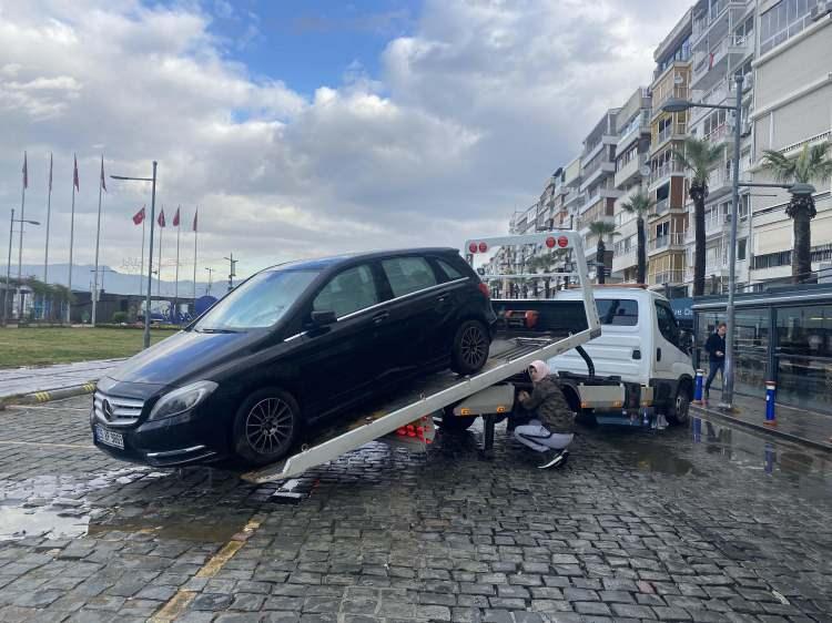<p>ordonboyu'nda bir apartmanın zemin katında oturan Yılmaz Koçtürk, canını zor kurtardığını ve hala evine giremediğini söyledi.</p>