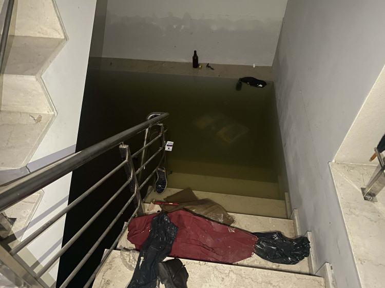 <p>Kordonboyu'ndaki bazı apartmanların zemin katları da su altında kaldı. </p>