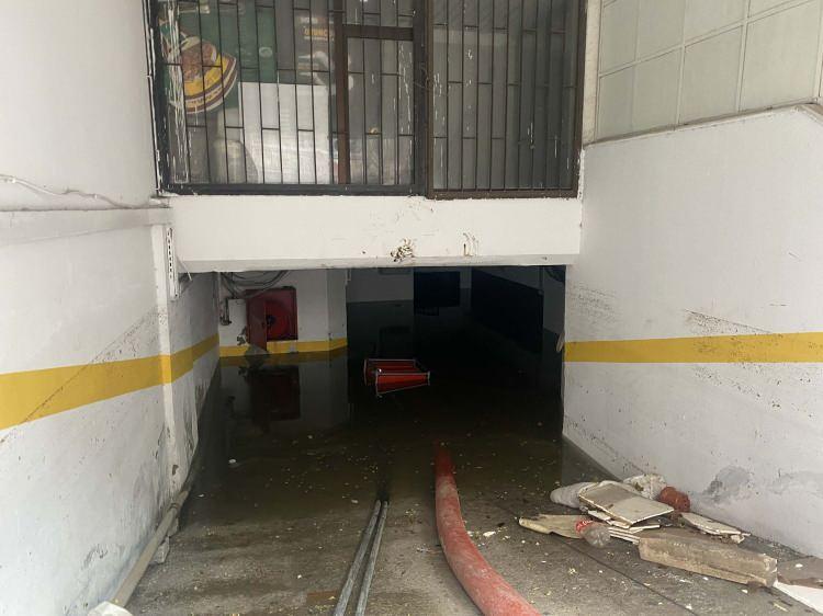 <p>Otomobili su altında kalan Oya Erol ise "Arabam koltuklara kadar su içindeydi. Hasarımız çok büyük. Tüm aksamları da gitmiş. Mağduriyet çok büyük. Daha fazla önlem alınması lazımdı. Aracım hiçbir şekilde çalışmıyor. Belediyenin bu taşkın işini işi çözmesi lazım. Altyapının daha iyi olması gerekir" diye konuştu.</p>
