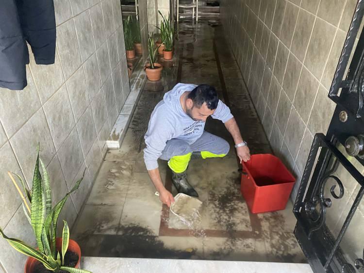 <p>Kordonboyu'ndaki bir apartmanın güvenlik görevlisi olan Mehmet Kahraman, “Saat 03.00 sıralarında denizden su geldi ve 5 dakikada her yer doldu. Hiçbir şey yapamadık. Canımızı kurtardık. Sabah suyu çektirdik ama yine doldu. Cadde kenarında park halindeki otomobilim de zarar gördü. Şu ana kadar bir yetkili gelip de kapımızı çalmadı. Buzdolabım bile yan yatmış. Evdeki eşyaların hiçbiri artık kullanılmaz durumda" ifadelerini kullandı.</p>