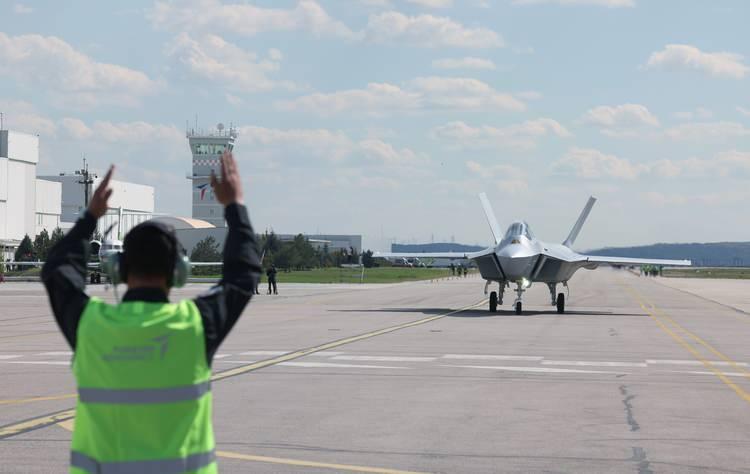 <p>Pilotun istediği manevraları yapabilmesi için gerekli olan yakıt kullanımı bu mekanizmayla ayarlanıyor. Alp Havacılık tarafından 6 aylık sürede tasarlanıp üretilen 2 mekanizma uçak üzerindeki yerini aldı. 27 Aralık'ta yapılması hedeflenen ilk uçuşta da KAAN'ın üzerinde bulunacak.</p>