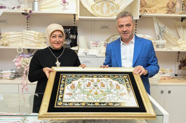 <p>Gaziosmanpaşalı kadınların ürettiği el emeği ürünler, Gaziosmanpaşa Belediyesi El Sanatları Satış Ofislerinde değer buluyor. Satış ofislerinde 4 bin 781 kadın, aile bütçesine katkı sağlıyor.</p>
