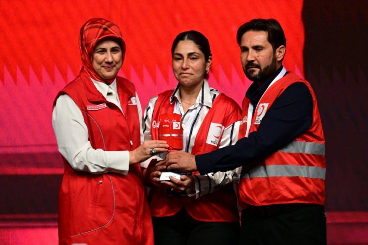 <p> Programda "Kızılay Özel" ödülünü 19 yaşında vefat eden Nurican Gök adına annesi Nevriye Gök (ortada) ve babası Kemal Gök (sağda), Türk Kızılay Genel Başkanı Fatma Meriç Yılmaz'dan (solda) aldı.</p>