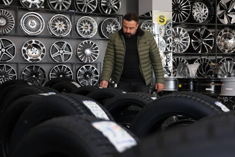 <p>“Daha sağlıklı olması için 2 yılda bir lastiğimizi değiştiriyoruz”<br />
<strong>Lastik</strong> değişimine gelen Mustafa Genç, “Genellikle sıfır <strong>lastik</strong> kullanmayı tercih ediyoruz. Lastiğin ömrünün 5 yıl olduğunu biliyoruz daha sağlıklı olması için 2 yılda bir lastiğimizi değiştiriyoruz. Özen gösteriyorum, herkese de <strong>lastik</strong> değişimi ve bakımı konusunda tavsiye ederim. Kış lastiği kışın, yaz lastiği yaz aylarında kullanılması gerek. Manevradan sürüş konforuna kadar fark oluyor” diye konuştu.</p>