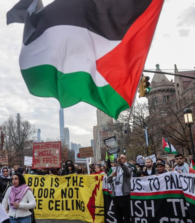 <p>ABD’nin New York kentinde Filistin’e destek gösterisi düzenlendi. İsrail'in Gazze'ye yönelik saldırılarını protesto etmek için Amerikan Doğa Tarihi Müzesi önünde toplanan göstericiler, ellerinde pankart ve Filistin bayrakları taşıyarak Times Meydanı'na yürüdü.</p>
<p></p>