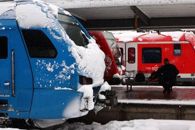 <p>Demiryolu şirketi Deutsche Bahn tarafından yapılan açıklamada, demiryolu trafiğinin yarına kadar ciddi şekilde kardan etkileneceği belirtildi.<strong>​</strong></p>
