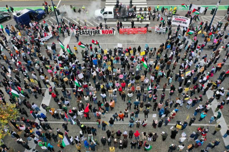 <p>ABD'nin California eyaletine bağlı San Francisco kentinde İsrail’in Gazze’ye yönelik saldırıları protesto edildi. Belediye binası önünde toplanan yüzlerce gösterici, San Francisco Federal Binası'na doğru yürüdü.</p>

<p>​</p>
