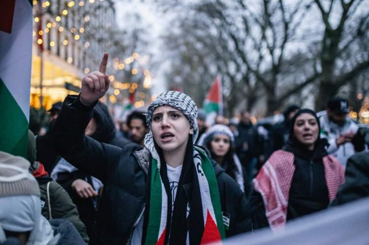 <p>Almanya'nın Düsseldorf kentinde Filistin'e destek gösterisi düzenlendi. Filistin bayrakları ve pankartlar taşıyan göstericiler, İsrail’in Gazze'ye yönelik saldırılarını protesto etti.</p>
<p> </p>