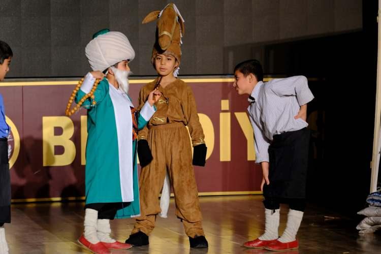 <p> Konya’nın Akşehir İlçe Belediyesi Kültür ve Sosyal İşler Müdürlüğü ve Milli Eğitim Bakanlığı iş birliği ile düzenlenen 7. Ulusal İlkokullar Arası Nasreddin Hoca Fıkra Canlandırma Yarışması Türkiye Finalleri tamamlandı. 6 bölge birincisinin Türkiye birinciliği için kıyasıya rekabet ettiği yarışmada Türkiye birinciliğini İç Anadolu Bölgesi'nden Eskişehir takımı kazandı.<br />
Akşehir Kültür Merkezinde gerçekleştirilen Türkiye finalinde birincilik için ter döken minikler, usta tiyatroculara taş çıkartan rol yapma yetenekleri, dekor ve kostümleri ile izleyenlere keyifli anlar yaşattı.</p>