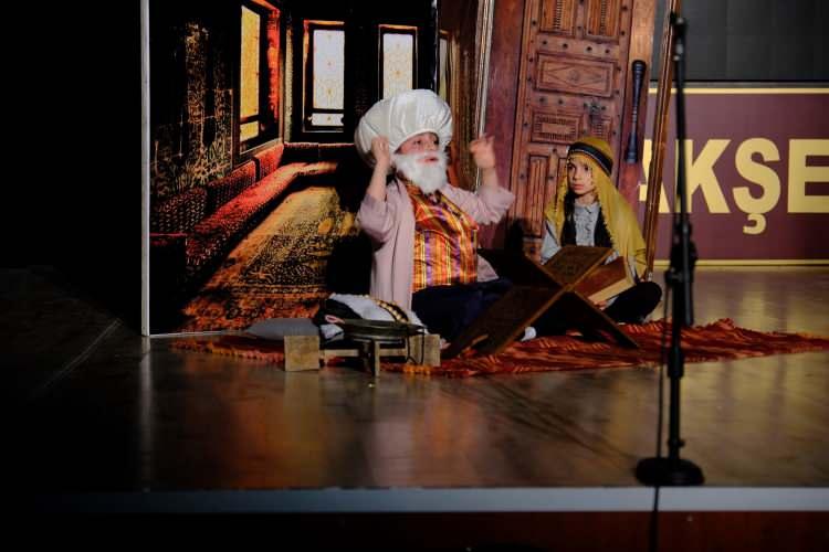 <p>Yarışmanın jüriliğini Sinema ve Tiyatro Oyuncusu Çetin Altay, Tiyatro-Dizi ve Sinema Oyuncusu Buket Dereoğlu’nun yanı sıra Prof. Dr. Mehmet Kırbıyık, Prof. Dr. Sinan Gönen, Prof. Dr. Saim Sakaoğlu yaptı. Yarışma sonucunda, Türkiye birinciliğini 'Zaman Yolcuları' rumuzuyla İç Anadolu Bölgesi'ni temsil eden Eskişehir takımı kazandı. İkinciliği 'Sahnenin Yıldızları' rumuzuyla Doğu Karadeniz Bölgesi, üçüncülüğü ise 'Mutlu Çocuklar' rumuzuyla Güneydoğu Anadolu Bölgesi takımları kazandı.</p>