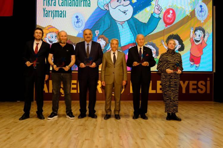 <p>Diğer finalist takımlara ise özel ödüller kapsamında 5’er bin TL para ödülü verildi. Seyyid Mahmud Hayrani Özel Ödülü 'Gaşık' rumuzuyla Marmara Bölgesi'ne, Nimetullah Nahçivani Özel Ödülü 'Kır Çiçekleri' rumuzuyla Ege Bölgesi'ne ve son olarak Tarık Buğra özel ödülü ise 'Aklın Hocası Nasreddin' rumuzuyla Doğu Anadolu Bölgesi'ne verildi.</p>