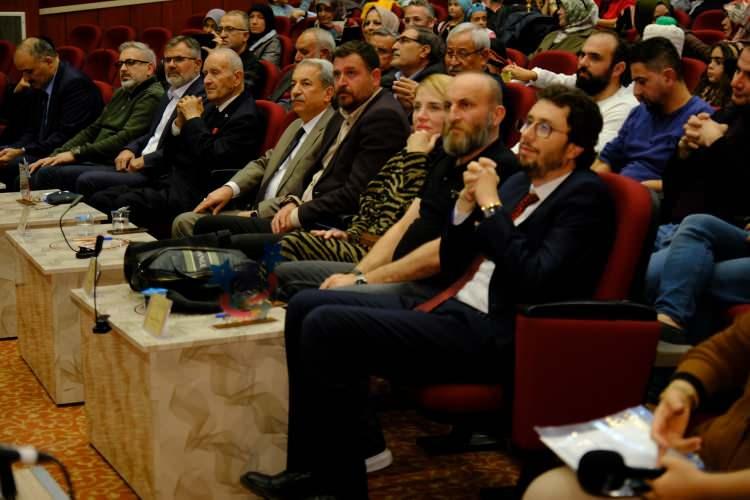 <p>Yarışma sonunda Akşehir Belediye Başkanı Salih Akkaya tarafından yarışmanın jürilerine plaket takdim edildi.<br />
Başkan Akkaya yaptığı konuşmada, “Nasreddin Hoca'nın hikayeleri, sadece gülümsememizi sağlamakla kalmaz, aynı zamanda derin düşünceye sevk eder ve yaşamımızın farklı alanlarına ışık tutar. Hoca’nın adını yalnızca ülkemizde değil; Türkistan’dan Kafkasya’ya, İran’dan Mısır’a, Akdeniz kıyılarından Kırım’a ve Balkanlar’a kadar her yerde duymak mümkündür. Onun zekası, mizahı ve hikmeti, yüzyıllardır insanları etkilemeye devam etmektedir” dedi.</p>