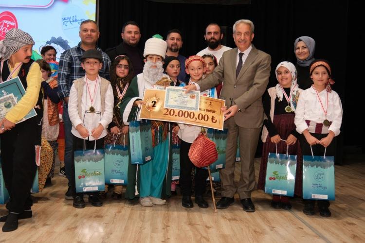 <p>“Onlar ilerideki meslektaşlarım”<br />
Yarışmada jüri üyeliği yapan Tiyatro-Dizi ve Sinema Oyuncusu Buket Dereoğlu da çok etkilendiğini belirterek, "Çok mutlu oldum, çok güzel bir yarışma oldu. Bir kere küçük öğrenci kardeşlerimizin bu işe bu kadar ciddi hazırlanmış olmaları ki meslektaşlarım olarak ilerideki, ileride onları öyle görüyorum çünkü ben. Çok duygulandım. Bütün bir program boyunca ağladım. Çok onur duydum ayrıca. Dekorları çok güzel, çok güzel hazırlanmışlar. 6 farklı bölgeden gelmişler. Burada kendi aralarında inanılmaz bir rekabet var. Aynı zamanda son derece yarışma sevinci ve heyecanı üzerlerinde. Birbirlerine kibar ve nazikler. Sahne kurallarına, adabına son derece uyan miniklerdi. Biz böyle değildik, ne kadar güzel yetişmişler, ne kadar mutlu oldum. Velilerine, öğretmenlerine buradan teşekkürlerimi iletmek istiyorum. Çünkü bu güzellikte ailelerin ve öğretmenlerinde çok büyük emeği var" diye konuştu.</p>