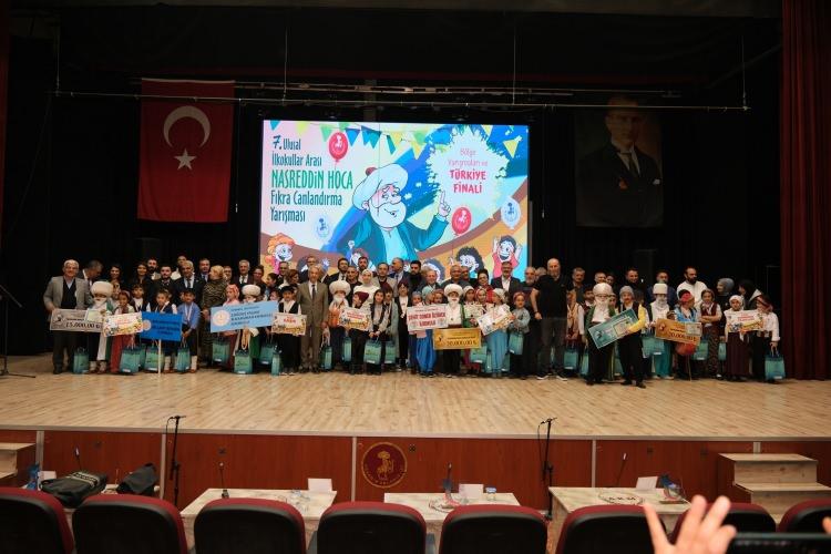 <p>Yarışmanın bir diğer jüri üyesi olan Çetin Altay ise, çocuklardan daha heyecanlı olduğunu belirterek, “Bu yıl 7'ncisi yapıldı bu yarışmanın. İnşallah 70'incisi de yapılır. Nasreddin Hoca şenlikleri gibi olur. Çocukların hepsi çok iyiydi ama tabii böyle anlık eksiklikler, heyecanlar oluyor ve bir birinci seçmek zorundayız ama gerçekten hepsi çok iyiydi. Dolayısıyla ben de çok heyecanlandım. Çocukların hepsini tebrik ettim. Çok güzel bir şey inşallah, seneye de burada oluruz ve senelerce devam eder. Hem kültürümüze sahip çıkıyor olmak, hem de çocuklarımızı böyle sanata, tiyatroya teşvik etmek, yönlendirmek muhteşem bir şey, çok güzel bir gündü” dedi.<br />
<br />
Birinci olmanın sevincini gözyaşı dökerek yaşadılar<br />
Yarışmada birinciliği kazanan ekipteki minik öğrenciler birinci olmanın sevincini gözyaşı dökerek yaşadı. Yarışmaya katılan minik öğrenciler de yarışmanın çok güzel olduğuna değinirken, Akşehir Belediyesine bu güzel yarışma için teşekkür ettiler. Yarışmada dördüncü olan grubun üyesi bir öğrenci de “Biz dördüncü olduk ama biz kalbimizde birinciyiz” ifadelerini kullandı.</p>