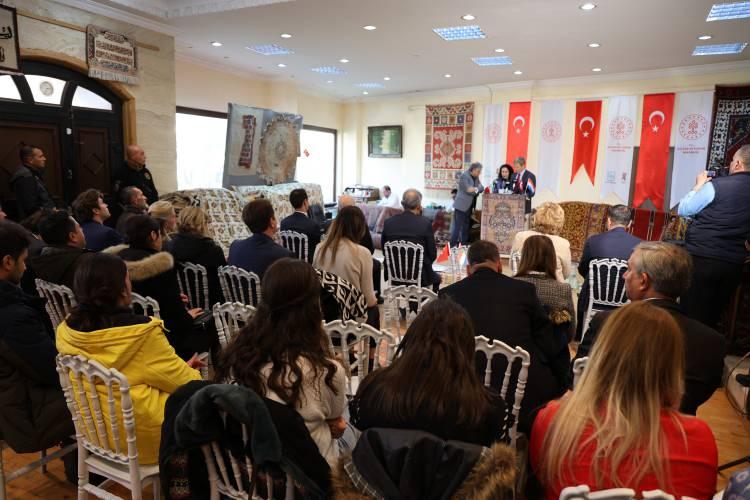 <p>Buradan bende tüm dünyaya barış ve adalet dileklerimi sunmak istiyorum. Son olarak söz konusu <strong>halı</strong>nın restorasyon süreci için uzunca süredir bu proje çalışmaları başlamıştı. Bu çalışmayı başlayan ilim insanı çok sevgili meslektaşım değerli ağabeyim elim bir kazada hayattan ayrılmıştı.</p>