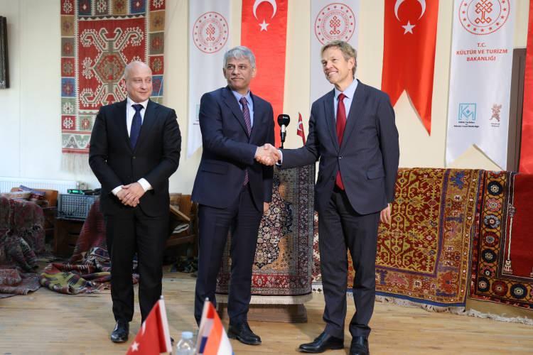 <p>Haluk Dursun, kendisini rahmetle anıyorum. İnşallah bir yıl sonra <strong>halı</strong>nın aslına uygun olarak titizlikle restore edilmiş şeklinde hep birlikte teslim alıp asil yeri olan Barış Sarayı’na uğurlarız inşallah. Hollanda ile aramızda 400 yılı aşan diplomatik ilişkilerin çok daha güçlenmesini temenni ederek hepinize teşekkür eder saygılar sunarım” diye konuştu.</p>