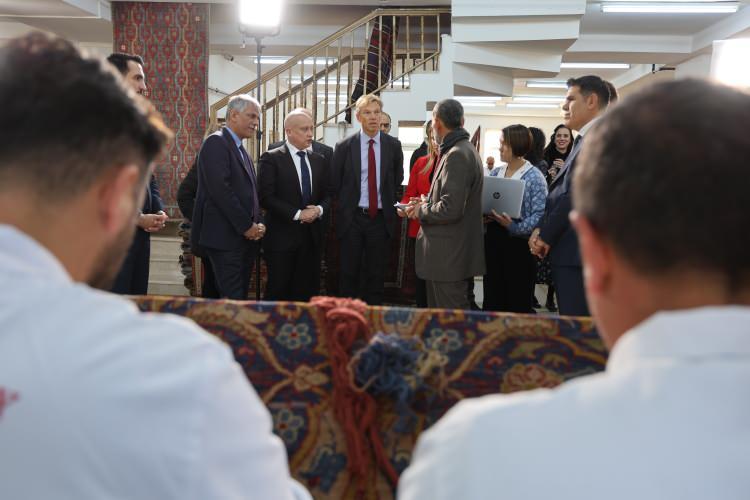 <p>500 sene evvel bizim bağımsızlığımız için Türkiye yardım etti. NATO üyesi olarak çok önemli. Biz Hollanda olarak ta gurur duyuyoruz en fazla yatırım yapan ülke olmaktan. Türkiye dışındaki üçüncü büyük Türk toplumu Hollanda'da. İki ülkenin ilişkileri için önemli. Kültürel bağların gelişmesi için bakanlıkla ilişkiler önemli.</p>