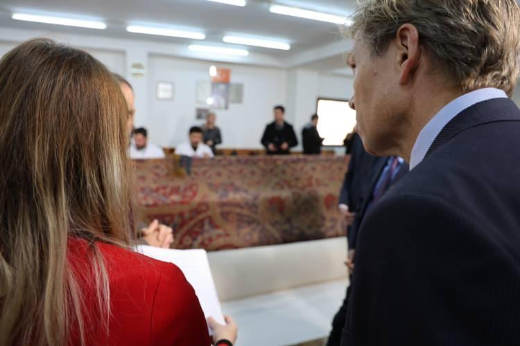 <p>Gittikçe daha fazla turist geliyor. Ailem de gelmişti. Büyük ustalar tarafından bu <strong>halı</strong> restore edildikten sonra dönecek ve iki ülkenin sembolü olmayı sürdürecektir, bir dahaki yüz yıl için” ifadelerini kullandı.<br />
Konuşmaların ardından restorasyonuna başlanılan <strong>halı</strong> ve çalışmalar yerinde incelendi.</p>
