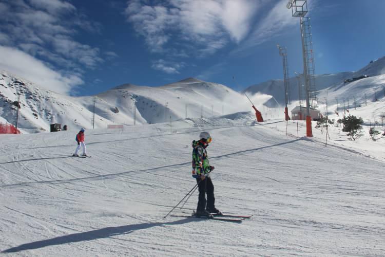 <p>Kayak Merkezi’nde, 1 ile 14 kilometre arasında değişen 55 pistte 87 kilometre kesintisiz kayak yapma imkanı bulunuyor.</p>
