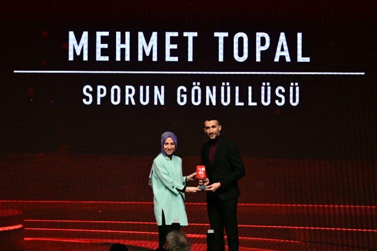 <p>Programda "Sporun Gönüllüsü" ödülünü Mehmet Topal (sağda) aldı.</p>
