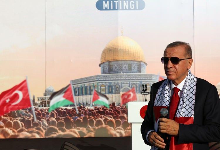 <p>Politico'nun internet sitesindeki profilde, uzun süredir kendisini "güçlü bir jeopolitik lider" olarak konumlandırmaya çalışan Erdoğan'ın, 2016'da başarısız bir darbe girişimini atlattığı hatırlatıldı. Erdoğan'ın "son dönemde en çok, iki en büyük jeopolitik kriz olan Rusya-Ukrayna Savaşı ve İsrail-Hamas çatışmasından fayda sağladığı" ifadesi kullanıldı.</p>