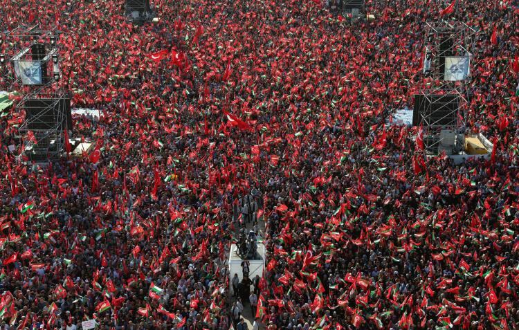 <p>"TÜRK LİDERİN JEOPOLİTİK ZAFERİ..."</p>
<p>Profilde, Erdoğan'ın aynı zamanda kendisini Avrupa Birliği'nin (AB) yörüngesine tekrar sokmaya çalışarak, İsveç'in NATO'ya üyelik sürecini de Türkiye'nin uzun süredir duraklama dönemine giren AB'ye üyelik sürecinin "dışına çıkmak" için kullandığı belirtildi.</p>