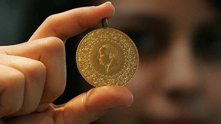 <p><strong>HEDEF 1000 $'IN ÜZERİ<br />
<br />
Platin arz açığıyla son anda toparlandı</strong><br />
<br />
Platin yılı inişli çıkışlı geçiren ancak 2024’ten umutlu emtia ürünleri arasında. Ons başına fiyat yılbaşından bu yana 145 dolar yani yüzde 13.72 azaldı. Platin vadeli işlemleri 10 Kasım’da ulaştığı son bir yılın en düşük seviyesi olan 839,5 dolardan toparlanarak 900 doların üzerine çıktı. Doların genel olarak zayıfl ama eğilimine girmesi ve 2023 ile 2024’te arz açığı olacağı beklentisi fiyatların toparlanmasını sağlıyor. Dünya Platin Yatırım Konseyi’ne göre, güçlü talebin zayıf arzı geride bırakması nedeniyle pazarın 2023’te 1.07 milyon ons ve gelecek yıl 353 bin ons açık vereceği tahmin ediliyor. Fed’in faizlerinin hız kesmesiyle fiyatın 2024’te 1.000 doların üzerine tırmanması bekleniyor.</p>