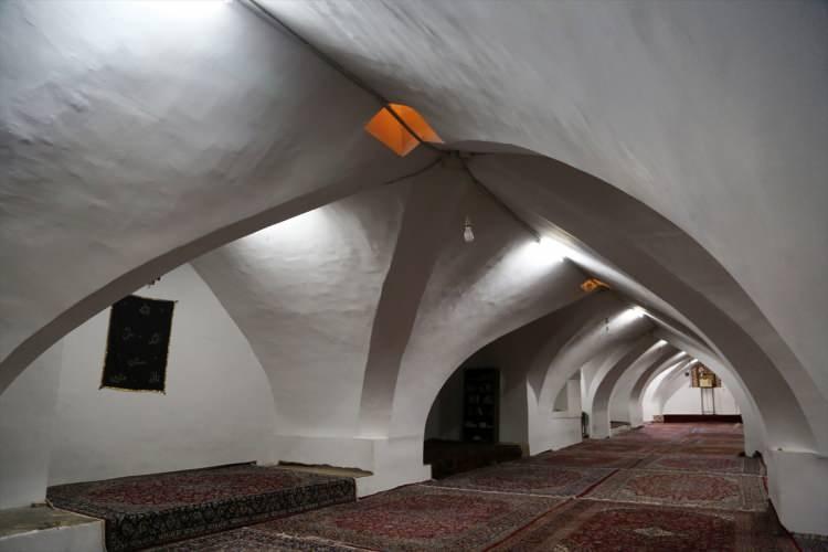 <p>İsfahan'da farklı zaman ve devletlerden kalan mimari yapıların büyük çoğunluğu Türk sanat tarihinin da bir parçası konumunda.</p>

<p> </p>
