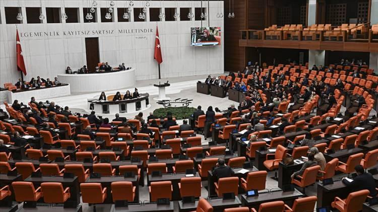<p>Kanun ile birlikte fonun yönetim kurulu, Hazine ve Maliye Bakan Yardımcısı başkanlığında, Aile ve Sosyal Hizmetler Bakan Yardımcısı, Gençlik ve Spor Bakan Yardımcısı, Enerji ve Tabii Kaynaklar Bakan Yardımcısı ile Sanayi ve Teknoloji Bakan Yardımcısından olmak üzere beş kişiden oluşacak. Kurul kararları oy çokluğu ile alınacak. Bakan yardımcıları, ilgili bakanlar tarafından görevlendirilecek.</p>
<p> </p>