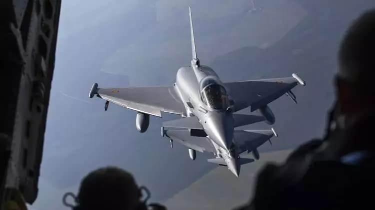 <p>Türkiye'nin almak istediği 40 adet Eurofighter savaş uçağının satışına örtülü şekilde karşı çıkan Almanya'yı ikna çabaları sürerken Alman Savunma Bakanı Pistorius dikkat çeken açıklamalarda bulundu. </p>
