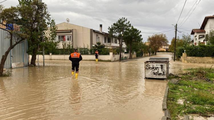 <p> Silivri'de<br />
yolda biriken su nedeniyle araçlar ilerlemekte zorluk çekti.</p>
